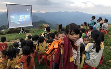 Những người "cõng" điện, rạp chiếu phim lên núi: “Thấy nụ cười của người mình giúp, đặc biệt là tụi nhỏ, chúng tôi hạnh phúc lắm!”