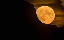 Loạt ảnh ấn tượng về "siêu trăng sấm" với độ lớn kỷ lục rực sáng trên bầu trời khắp thế giới