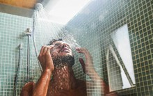 Tắm nước lạnh có thể gây đau tim! Chuyên gia nhắc nhở 3 chú ý khi tắm trong thời tiết nóng nực để bảo vệ sức khỏe bản thân
