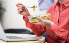 Nữ công nhân bị ngộ độc thực phẩm vì... ăn trưa muộn 3 tiếng, chuyên gia nhắc nhở cách bảo quản thức ăn gây nhiễm độc