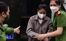 Hình ảnh đôi tình nhân bạo hành bé gái tử vong bị áp giải đến toà sáng 21-7