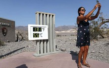 Nắng nóng kỷ lục gây ra những cảnh tượng đáng kinh ngạc khắp thế giới: Đường băng, mái nhà tan chảy, cây cầu lịch sử được bọc giấy bạc để bảo tồn