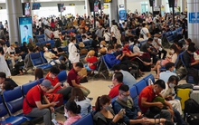 Tân Sơn Nhất những ngày cuối tuần: Mặc giá vé tăng cao, khách du lịch hè ngồi kín ghế chờ