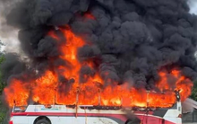 Hà Nội: Xe khách bốc cháy dữ dội khi đang di chuyển trên đường