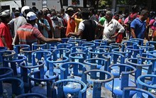 Giá cả tăng vọt tạo ra làn sóng bất ổn trên toàn cầu