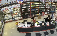 CLIP: Nữ nhân viên tiệm điện thoại ở TP HCM "té như bay" khi gặp cướp