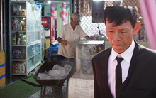 Cha sáng bán nước đá, chiều tất tả tới đám cưới con: Câu chuyện xúc động phía sau bức ảnh