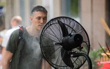 Giữa mùa hè oi bức nhưng 'không điều hòa' của Châu Âu, thương nhân Trung Quốc nhìn ra cơ hội bán hàng xuyên biên giới