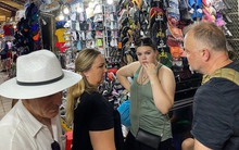 Chợ Bến Thành "hồi sinh" sau dịch Covid-19, du khách nước ngoài đã trở lại