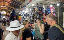 Chợ Bến Thành "hồi sinh" sau dịch Covid-19, du khách nước ngoài đã trở lại