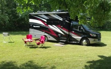 Mercedes-Benz Sprinter độ thành nhà 5 gian di động đủ cho 5 người sống du mục