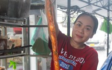 Bánh tráng cuốn dài 1 mét tại TP. HCM khiến nhiều người tò mò, thích thú