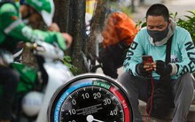 Chùm ảnh: Shipper, xe ôm công nghệ ở Hà Nội vật vã mưu sinh dưới cái nắng 37 độ C