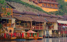 Vẻ đẹp thơ mộng đến nao lòng của cổ trấn tại Mae Hong Son, thiên đường ẩn mình xứ chùa Vàng