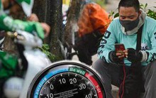 Chùm ảnh: Shipper, xe ôm công nghệ ở Hà Nội vật vã mưu sinh dưới cái nắng 37 độ C