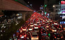 Ảnh, clip: Hà Nội mưa dông kèm tắc đường đúng giờ tan tầm, người dân nhích từng chút di chuyển về nhà