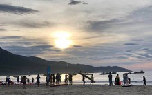 Người trẻ hào hứng chèo SUP trên biển từ tờ mờ sáng, tận hưởng bình minh