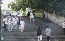 Độc đáo hình ảnh hàng trăm sĩ tử mang bút, sách và nước lọc đến tượng Phật Quan Thế Âm Bồ Tát cầu may mắn trước ngày “vượt vũ môn”