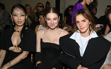 Emma Watson xinh đẹp dự show thời trang ở Pháp