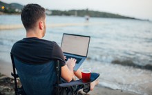 64% dân công sở sẵn sàng nhảy việc nếu phải lên văn phòng cả tuần: Làm việc từ xa, thu nhập giảm nhưng vẫn "có lãi"