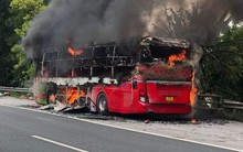 Xe khách bốc cháy trên cao tốc Hà Nội - Ninh Bình