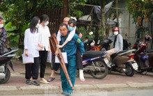 Xúc động, bố cõng con gái đi thi