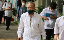 Những thí sinh ĐẶC BIỆT nhất mùa thi Tốt nghiệp 2022: Cụ ông 82 tuổi vẫn đi thi, nữ sinh bị tai nạn được khiêng cáng đến tận trường