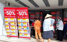 Không riêng gì Bách Hóa Xanh, nhiều cửa hàng cũng treo bảng “xả kho", giảm giá