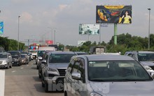 TPHCM: Dòng xe 'rùa bò' qua trạm trong ngày đầu thu phí không dừng