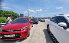 Ngày đầu thu phí không dừng: Nhiều xe tới trạm mới mò mẫm tải ứng dụng, nạp tiền