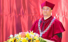 ĐH Kinh tế phản hồi về hình ảnh hiệu trưởng cầm quyền trượng trong lễ tốt nghiệp: "Đây là truyền thống lâu năm của nhà trường"