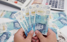 Lạm phát cao, người Anh rút tiền mặt nhiều kỷ lục