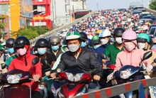 Cửa ngõ sân bay Tân Sơn Nhất kẹt xe không lối thoát, nhiều người trễ giờ làm