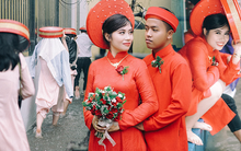 Đám cưới mùa nước nổi: Cô dâu chú rể thả dép đi chân trần lội nước