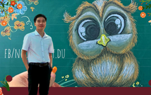 Thầy giáo trẻ dùng phấn vẽ tranh và chữ lên bảng khiến học sinh trầm trồ