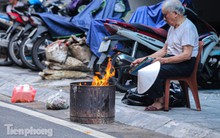 Phố cổ Hà Thành đỏ lửa đốt vàng mã cúng Rằm tháng 7