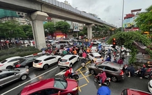 Hà Nội: Nhiều tuyến phố ngập sâu, giao thông ùn tắc, hỗn loạn