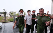 Hình ảnh dẫn giải cựu Đại tá Phùng Anh Lê tới toà