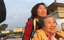 Con gái đưa mẹ U90 ‘đi khắp thế gian’ để thoát khỏi trầm cảm và bệnh tật