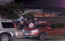 CLIP: Kinh hãi xe tải lao vào quán cơm tấm đêm, 3 người nằm dưới gầm xe