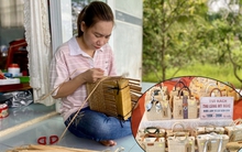 9x ở Cà Mau "hô biến" lá bồn bồn thành những chiếc túi thời trang