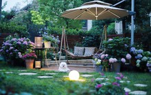 Bà mẹ ở thành phố mãn nguyện sau khi cải tạo sân bê tông thành khu vườn xanh mát