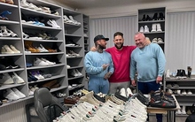 Cửa hàng nổi tiếng khắp nước Anh nhờ phục chế hàng trăm đôi giày hiệu mỗi tuần