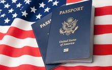 Vì sao cựu Tổng thống Trump có 3 cuốn hộ chiếu?