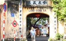 Chùm ảnh: Những cổng làng cổ kính trong lòng phố phường tấp nập của Hà Nội