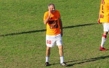 Cầu thủ lớn tuổi nhất thế giới đá bóng 45 mùa giải với 2.200 trận đấu