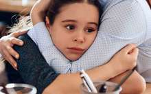 Trẻ đang chán nản mà nói "Thôi đừng buồn nữa, nín đi con" thì không khác gì "đổ thêm dầu vào lửa"