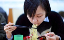 Những quy tắc kỳ lạ khi ăn uống của các nước trên thế giới