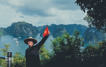 Chàng trai mang 3 áo dài đi suốt 8000km: 'Áo dài Việt Nam chúng tôi đẹp lắm'!