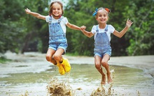 Trẻ bị "tước đoạt" quyền tự do khi nɡười lớn quá ưa sạch sẽ: Cha mẹ sợ bẩn, con kém thông minh